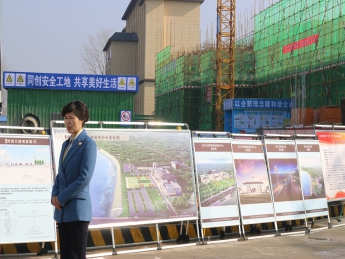 县委副书记、县长王亚珍在一馆一中心项目现场作视频观摩会讲解